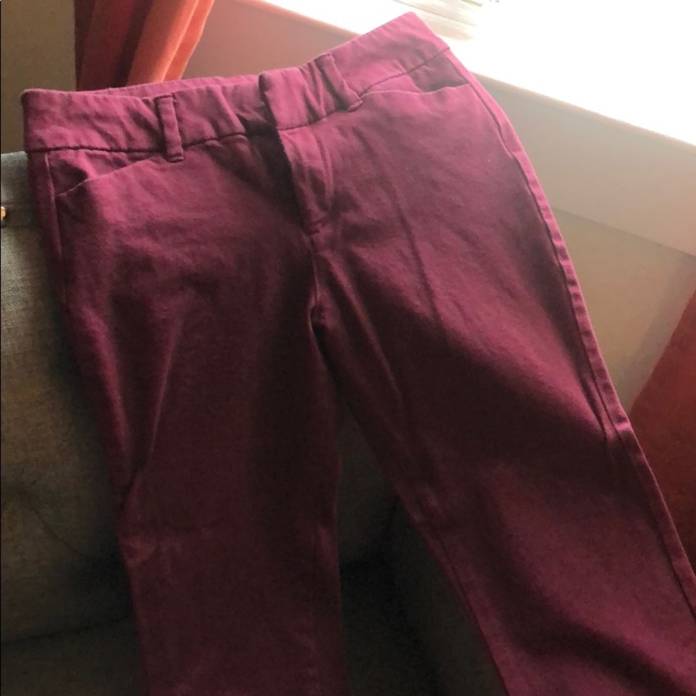 Adorable Old Navy cropped Pixie pants in Maroon